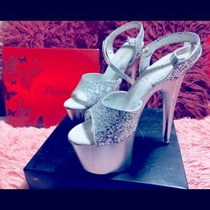 Please glitter heels. Never worn size 7